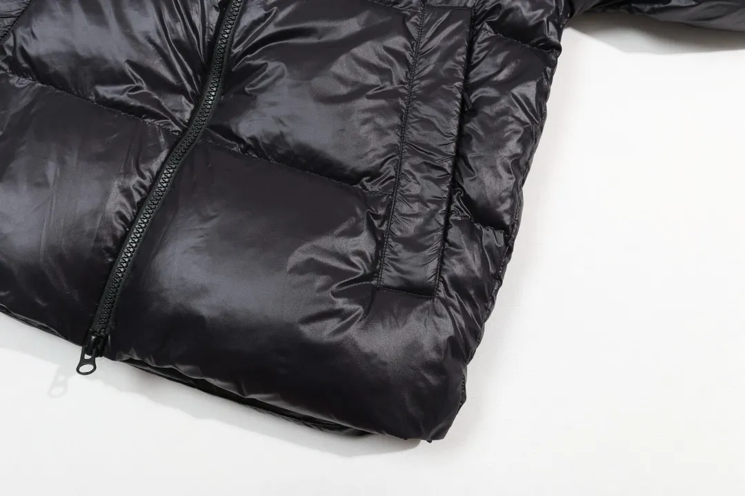 P500 model number: Y15 Canada Goose & Canada Goose Original 1:1 customized hardware accessories are all imported and customized. Welcome to compare at the counter. Absolutely high quality. Made of top-grade 90 white duck down. Super soft. Full and fluffy. Super heavy-duty. Fabric workmanship. Perfect version. Note⚠The fabric is super comfortable. Men and women (first time making a down jacket this year. The running price is very cost-effective) [Top-grade fabric + features: ✅The down content is 95 down, and the gram weight is about 320g. ✅The whole body is fully printed with LOGO. ✅Introducing a sense of fashion and luxury to achieve double standards of warmth and style. ✅It needs to be customized separately. It is very thick and has a three-dimensional and full feeling from 360 degrees! ✅The down jacket uses a double-layer anti-down liner design! Super windproof performance ✅Hardware 1:1 fully customized ZP craftsmanship: spot heavy goods! The highest version is produced by the same celebrity couple and must be good. This down jacket uses a double-layer anti-velvet liner design! It has super windproof performance and will be very warm when worn in winter! Filled with white duck down, the fluffiness is high, and it can be worn at minus ten degrees Celsius❗ Color: black Size: M-L-XL-XXL
